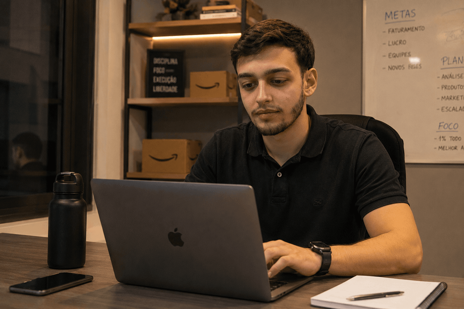 Lucas Ribeiro no escritório de operação, com caixas da Amazon